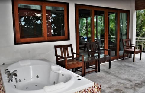 Deluxe Room, Pool View | Jetted tub