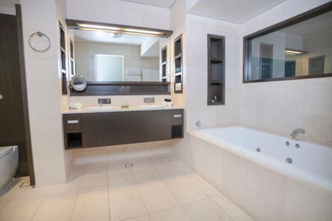 Superior King Suite | Bathroom | Shower, hair dryer, towels