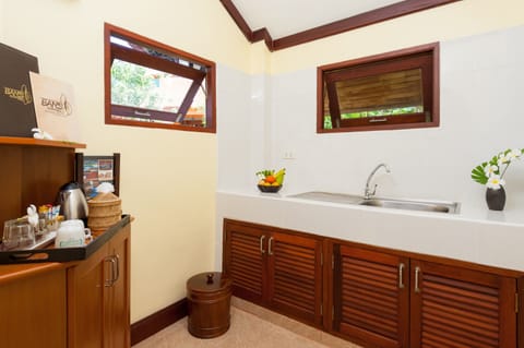 Bungalow Hilltop Double Bed | Bathroom | Shower, free toiletries, towels