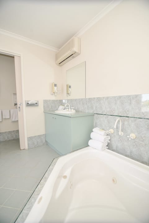 Spa Room  | Bathroom | Shower, free toiletries, hair dryer, towels