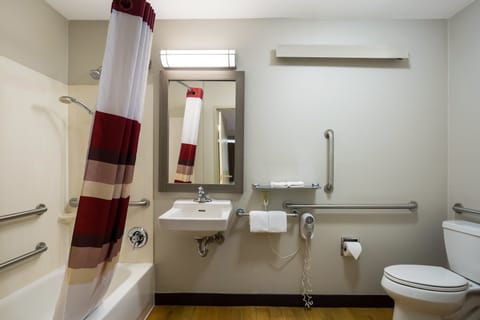 Superior Room, 1 King Bed, Accessible (Smoke Free) | Bathroom | Combined shower/tub, towels