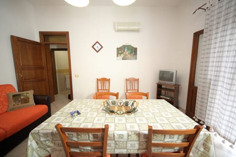 Apartment, 2 Bedrooms | In-room dining