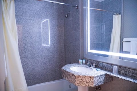 Combined shower/tub, towels