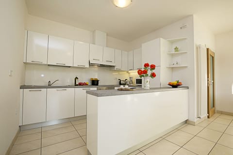 The kitchen corner with its part that harmoniously divides the living room