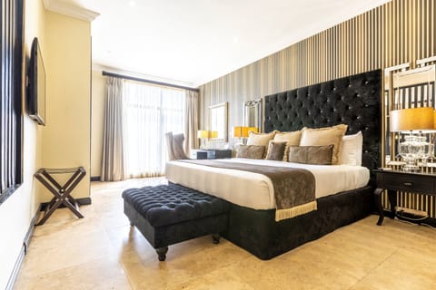Superior Suite | Egyptian cotton sheets, premium bedding, free minibar, in-room safe