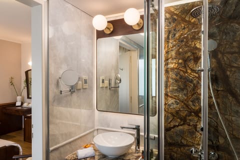 Standard Room | Bathroom | Shower, rainfall showerhead, free toiletries, hair dryer