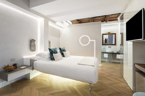 Deluxe Room, Balcony | Premium bedding, minibar, in-room safe, desk