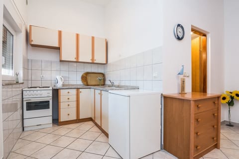 Classic Apartment, 2 Bedrooms (A1 tip 4) | Private kitchen | Fridge, microwave, stovetop, coffee/tea maker