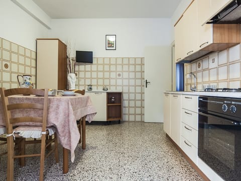 Apartment, 3 Bedrooms | Private kitchen | Fridge, microwave, oven, stovetop