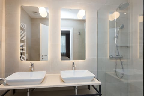 Superior Room, 1 King Bed | Bathroom | Shower, free toiletries, hair dryer, slippers