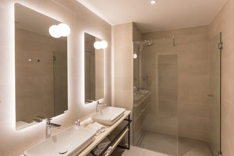 Superior Room, 1 King Bed | Bathroom | Shower, free toiletries, hair dryer, slippers