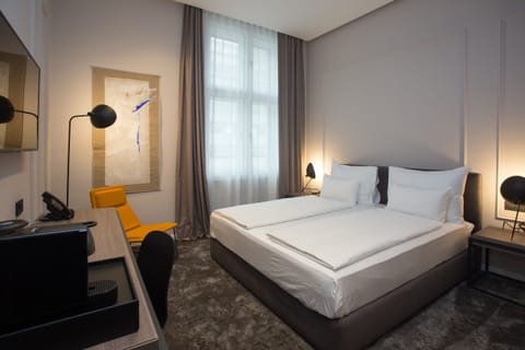 Standard Room, 1 King Bed | Minibar, in-room safe, blackout drapes, soundproofing