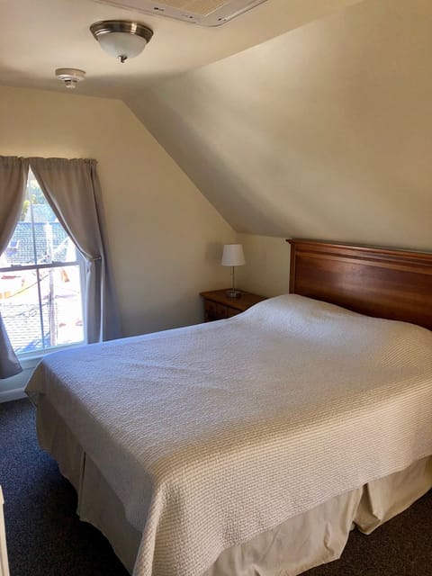 Standard Room | Blackout drapes, soundproofing, iron/ironing board, free WiFi