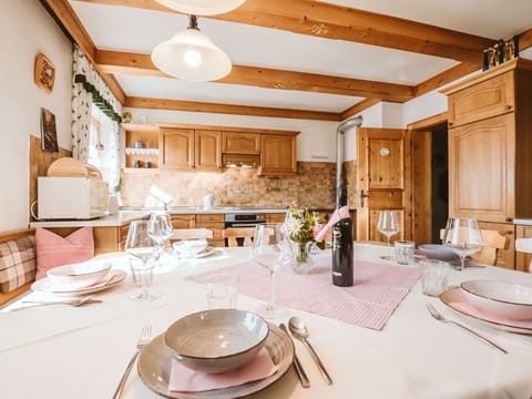 Table, Tableware, Furniture, Property, Dishware, Decoration, Chair, Lighting, Interior Design, Plate