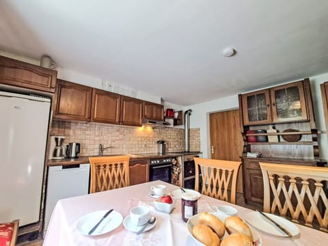 Furniture, Wood, Interior Design, Ceiling, Room, Cabinetry, Apartment, Kitchen, Countertop, Cupboard