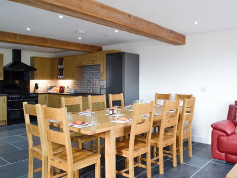 Beautifully appointed kitchen and dining areas | Pistyll Gwyn, Llanwrthwl, near Rhayader