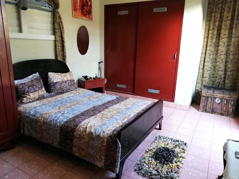 Traditional Double Room, Ensuite | Blackout drapes, iron/ironing board, bed sheets