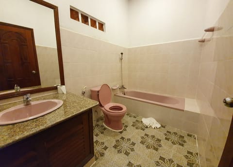 Superior Twin Room | Bathroom | Shower, free toiletries, towels