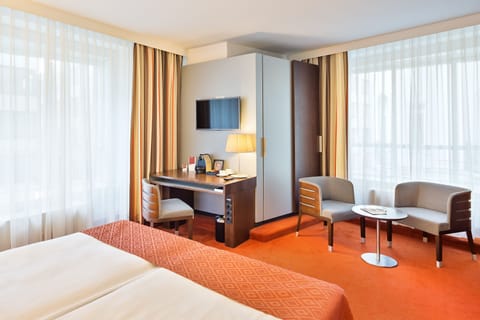 Junior Suite | Hypo-allergenic bedding, minibar, in-room safe, desk