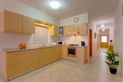 Apartment (2 Bedrooms) | Private kitchen | Full-size fridge, microwave, oven, electric kettle