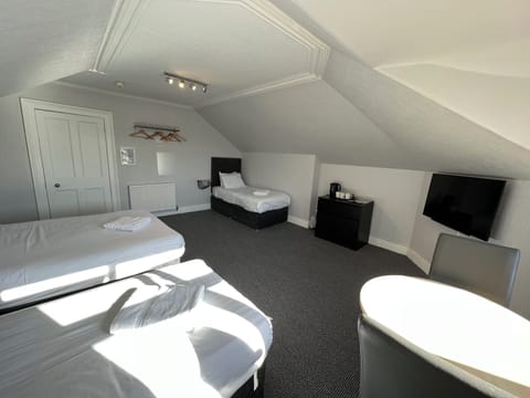 Family Quadruple Room | Iron/ironing board, free WiFi, bed sheets