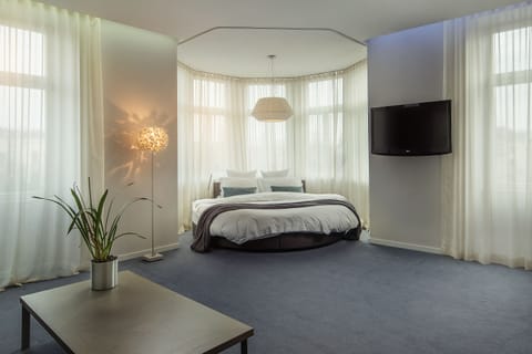 Junior Suite | Frette Italian sheets, premium bedding, Select Comfort beds, minibar