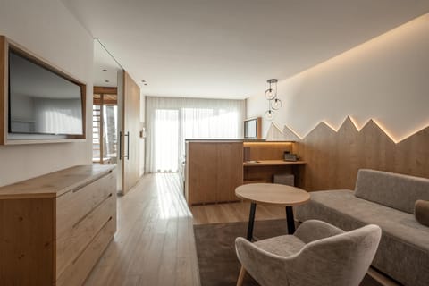 Hypo-allergenic bedding, minibar, in-room safe, soundproofing