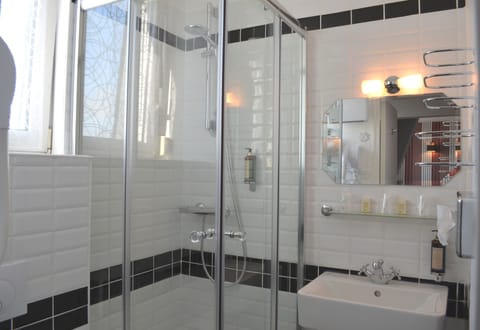 Triple Room | Bathroom | Rainfall showerhead, hair dryer, towels, soap