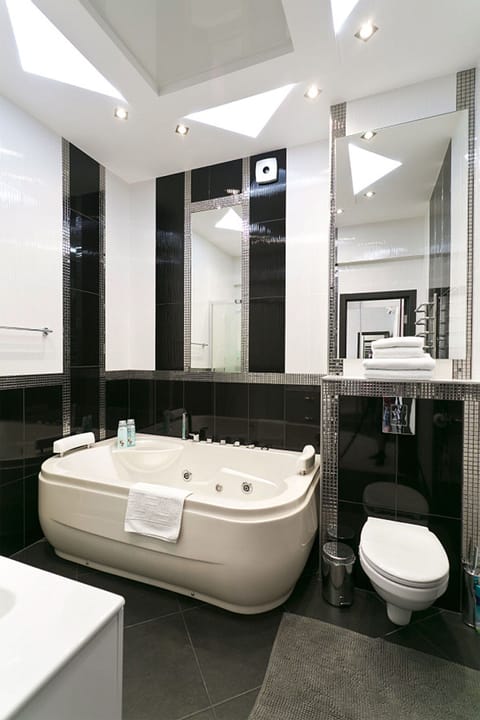 Deluxe Apartment (floor 5) | Bathroom | Jetted tub, free toiletries, hair dryer, towels