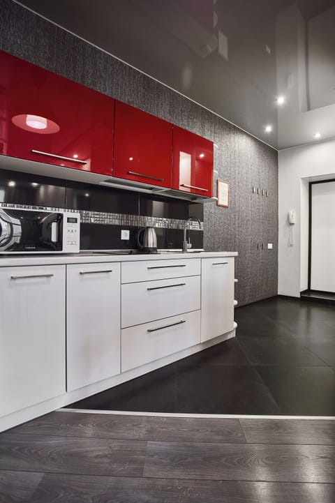 Deluxe Apartment | Private kitchen | Full-size fridge, microwave, stovetop, electric kettle