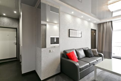 Deluxe Apartment | Living area | 40-inch flat-screen TV with cable channels, TV, Netflix