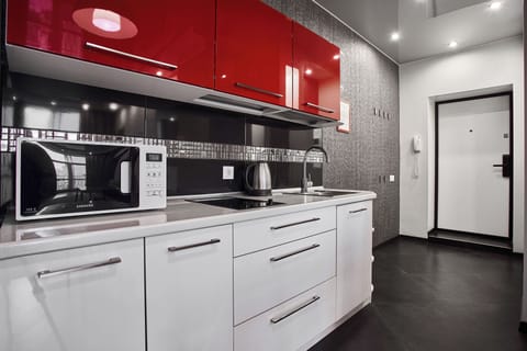 Deluxe Apartment | Private kitchen | Full-size fridge, microwave, stovetop, electric kettle