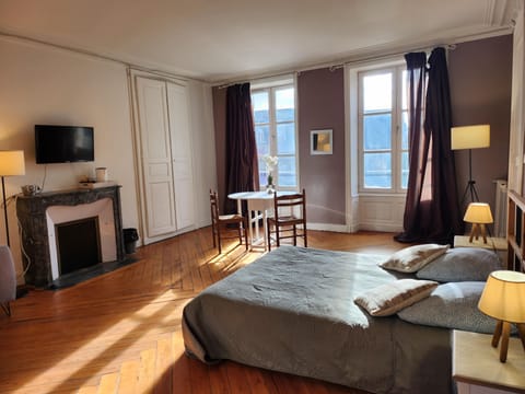 CHAMBRE LILAS | Iron/ironing board, free WiFi, bed sheets