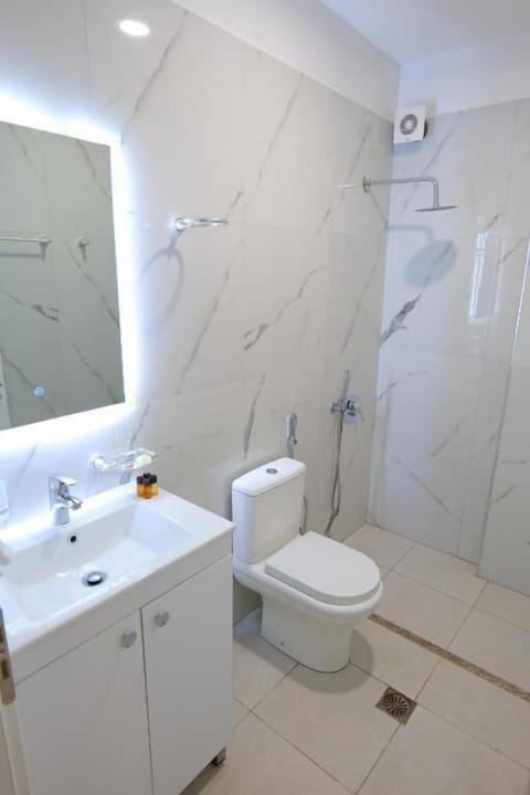 Deluxe Double Room, Balcony, Sea View | Bathroom | Shower, free toiletries, hair dryer, slippers