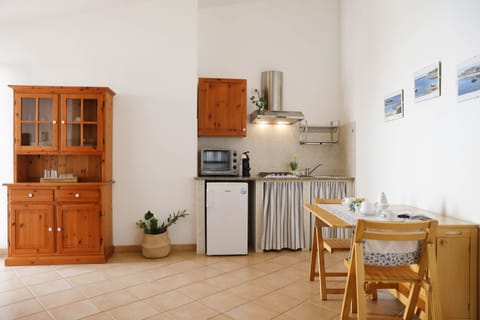 Studio con Patio | Private kitchen | Full-size fridge, oven, stovetop, coffee/tea maker