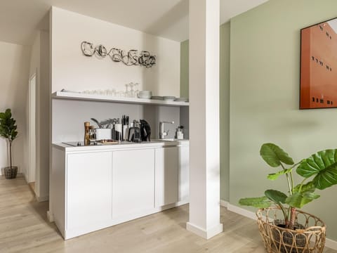 Suite S | Private kitchen | Fridge, espresso maker, coffee/tea maker, electric kettle