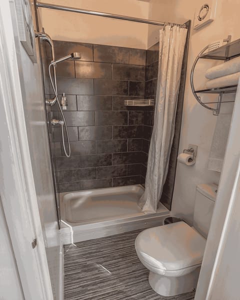 Double Room, Ensuite | Bathroom | Shower, towels