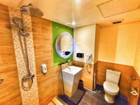 Deluxe Room, 2 Twin Beds | Bathroom | Eco-friendly toiletries, slippers, bidet, towels