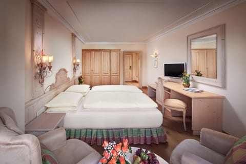 Deluxe Doppelzimmer 30 m² | Premium bedding, minibar, in-room safe, individually decorated