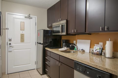 Full-size fridge, microwave, stovetop, dishwasher