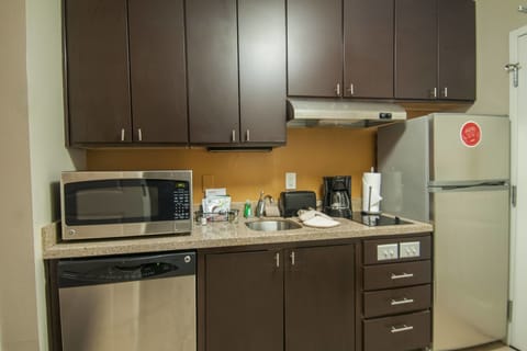 Full-size fridge, microwave, stovetop, dishwasher