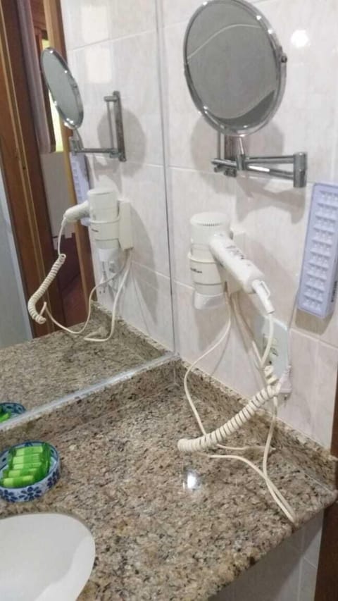 DE LUX VISTA MAR | Bathroom | Hair dryer, towels, soap, shampoo