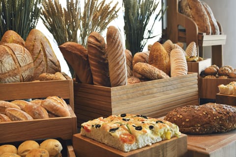 Daily buffet breakfast (AED 120 per person)