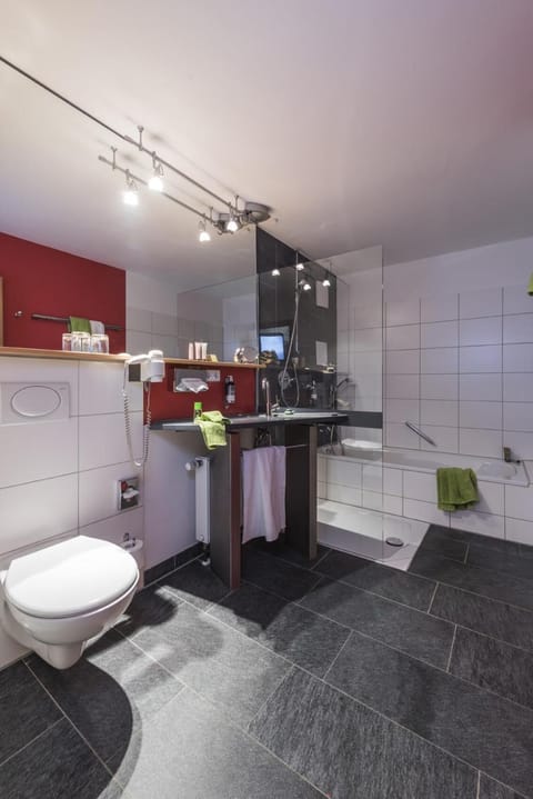 Business Plus Double Room | Bathroom | Eco-friendly toiletries, hair dryer, towels