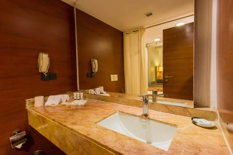 Deluxe Double or Twin Room | Bathroom | Free toiletries, hair dryer, towels