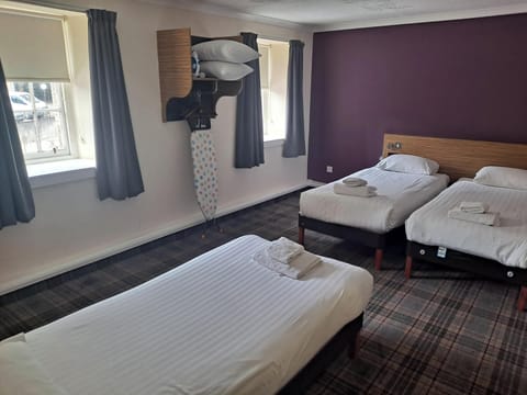 Standard Triple Room | Desk, iron/ironing board, WiFi, bed sheets