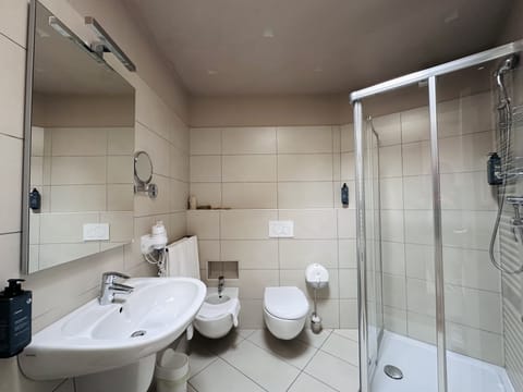 Quadruple Room | Bathroom | Shower, free toiletries, hair dryer, bidet