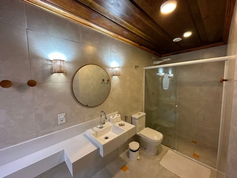 Deluxe Triple Room, Jetted Tub, Ground Floor | Minibar, free WiFi