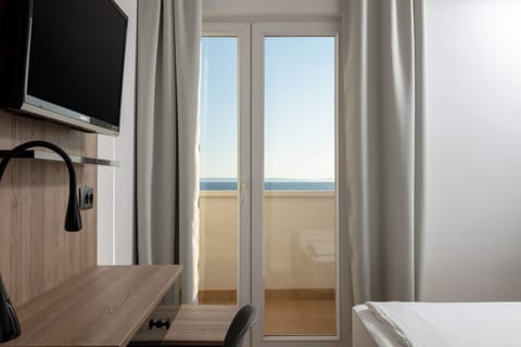 Double Room, Sea View | In-room safe, desk, blackout drapes, free WiFi