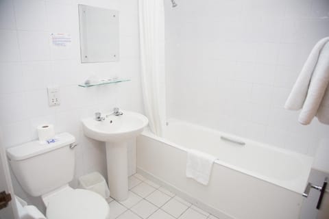 Combined shower/tub, free toiletries, hair dryer, towels